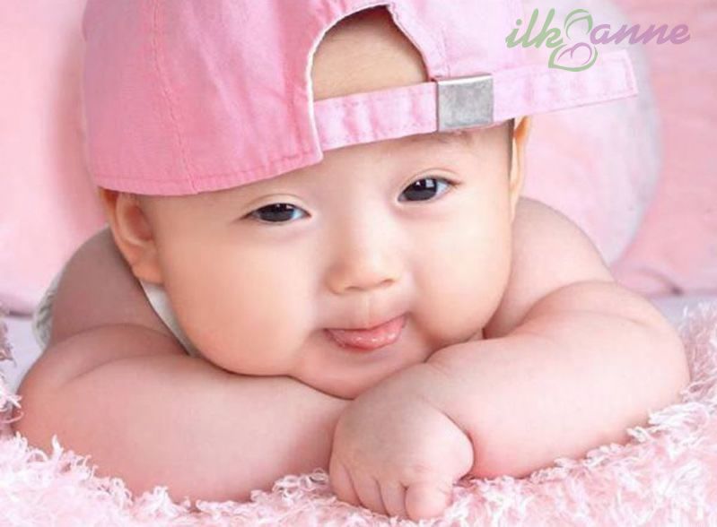 Pembe Şapkalı Dil Çıkaran Bebek